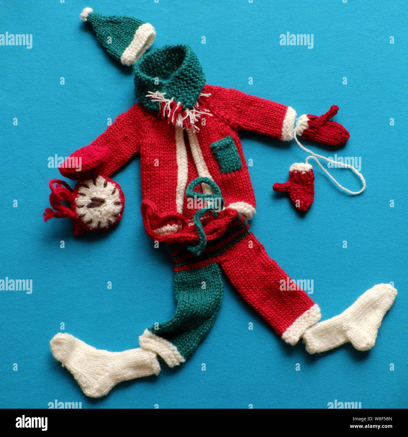 Vista superiore della Santa vestiti con accessori come guanti, cappello,  sciarpa, calze in bianco, rosso e verde a maglia di filati su sfondo blu,  piccole decorazioni Foto stock - Alamy