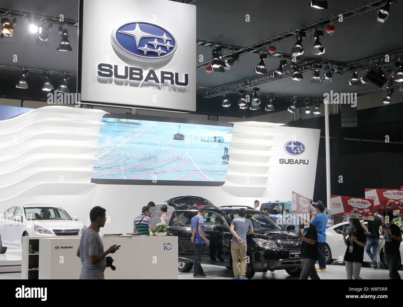 --FILE--i visitatori guardano automobili Subaru sul display durante un'auto show nella città di Nanjing East cinese della provincia di Jiangsu, 3 ottobre 2014. Fuji Heavy Indus Foto Stock