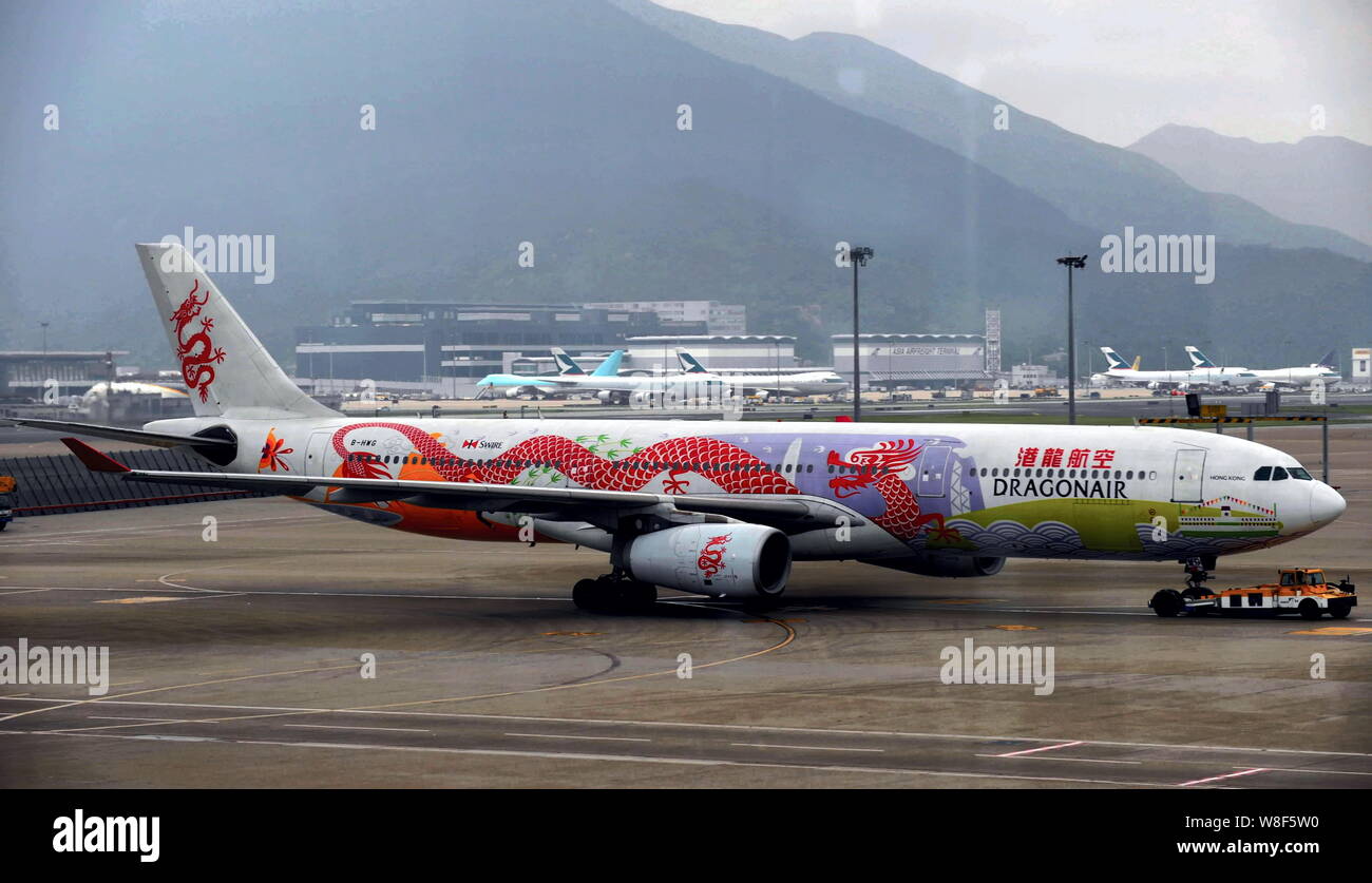 --FILE--un piano di Dragonair si è visto all'Aeroporto Internazionale di Hong Kong a Hong Kong, Cina, 2 settembre 2014. L'Aeroporto Internazionale di Hong Kong Foto Stock