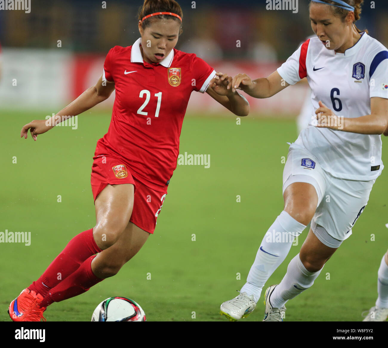 Wang lisi della nazionale femminile cinese di calcio, sinistra, sfide Hwang Boram del sud coreano donne nazionale della squadra di calcio durante il loro Foto Stock