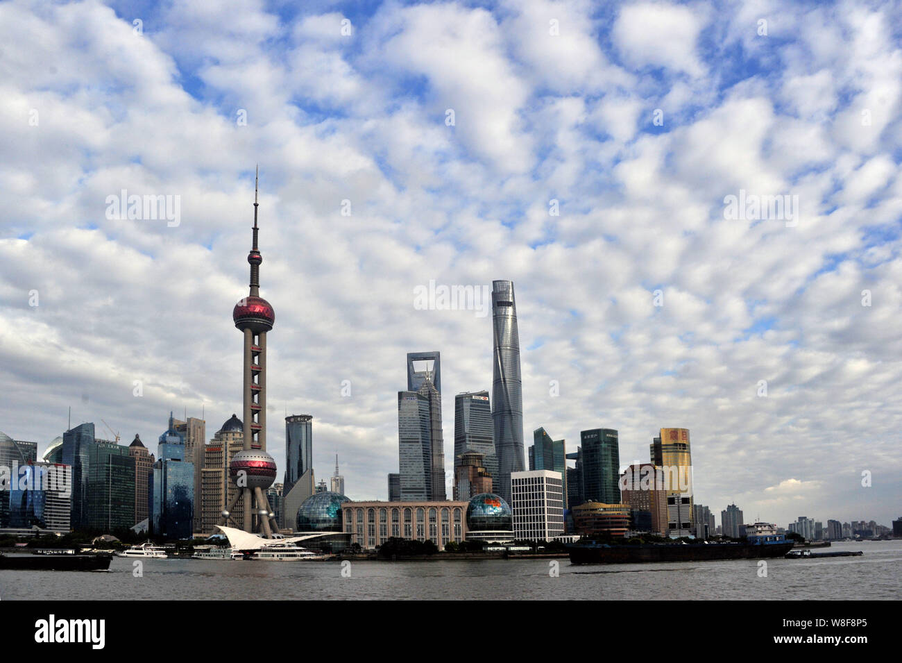 Skyline del Fiume Huangpu e il Quartiere Finanziario di Lujiazui con la Oriental Pearl TV Tower, più in alto a sinistra, il World Financial Center di Shanghai, cento Foto Stock