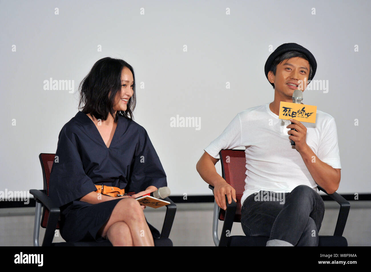 Attore cinese Deng Chao, destra parla accanto all'attrice Zhou Xun in un evento promozionale per il nuovo film "Dead End" a Pechino in Cina, 19 agosto 2 Foto Stock