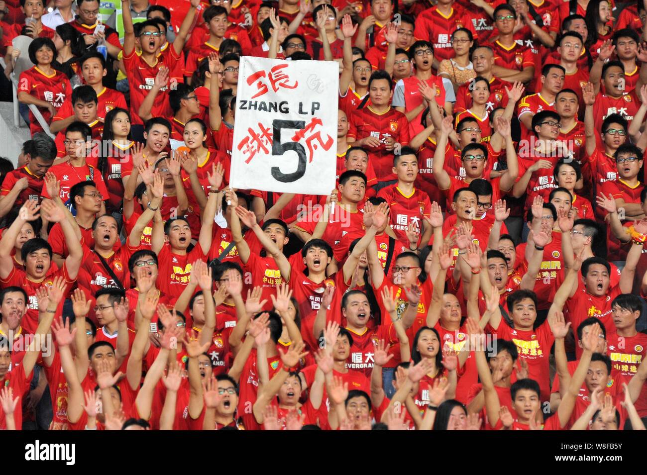 --FILE--fan cinesi slogan chant per mostrare il loro sostegno per la Cina del Guangzhou Evergrande come esso compete nei confronti della Corea del Sud Seongnam FC durante thei Foto Stock