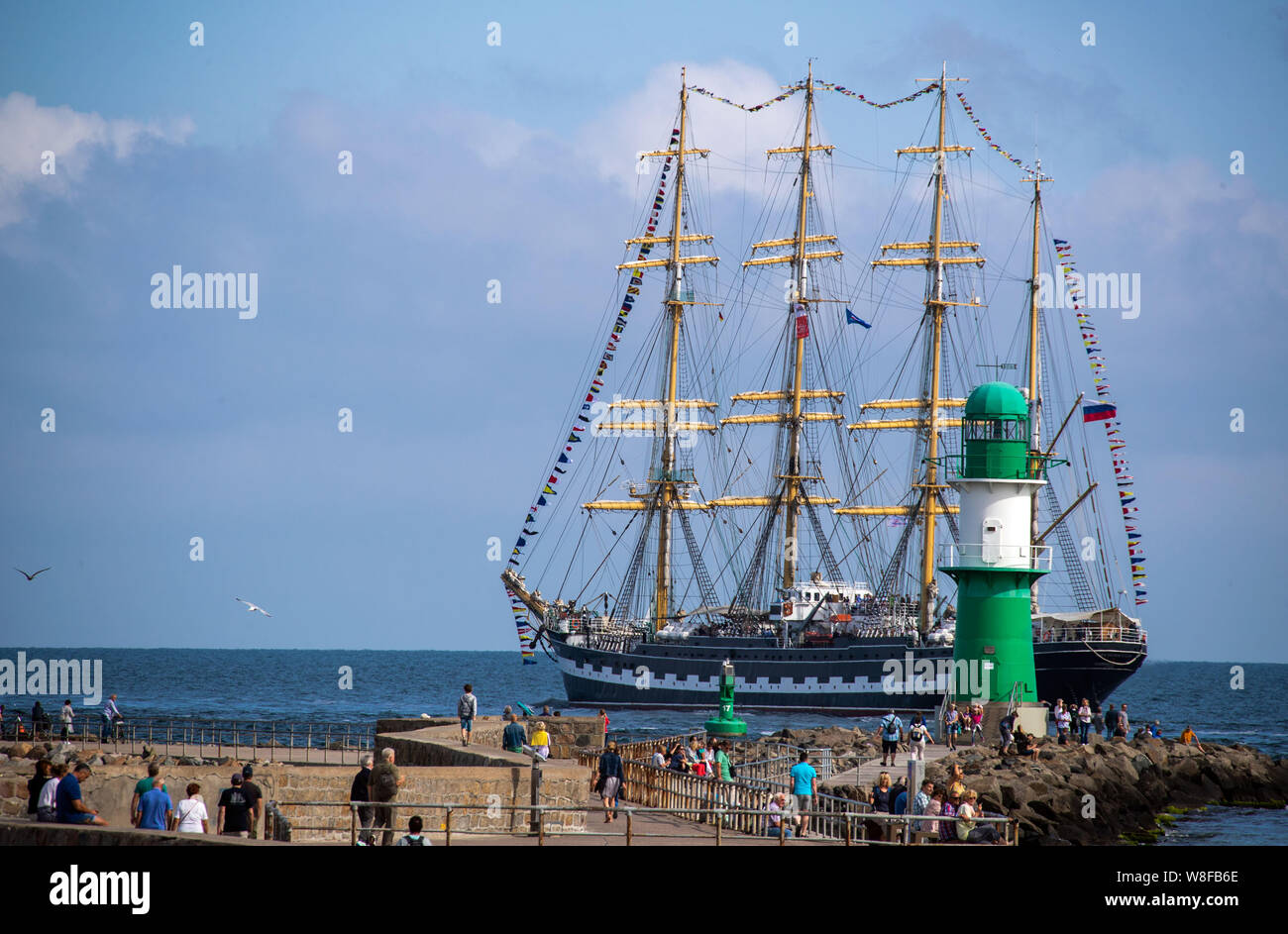 09 agosto 2019, Meclemburgo-Pomerania, Rostock-Warnem·ºnde: il russo nave a vela "Kruzenshtern' passerà la luce del molo a Warnemünde sul secondo giorno della ventinovesima Hanse Sail all'inizio dei viaggi di navi a vela sul Mar Baltico. Fino al 11.08.2019, 170 navi e circa un milione di visitatori sono attesi alla viert·§gigen fiera marittima. Foto: Jens B·ºttner/dpa-Zentralbild dpa/credito: dpa picture alliance/Alamy Live News Foto Stock