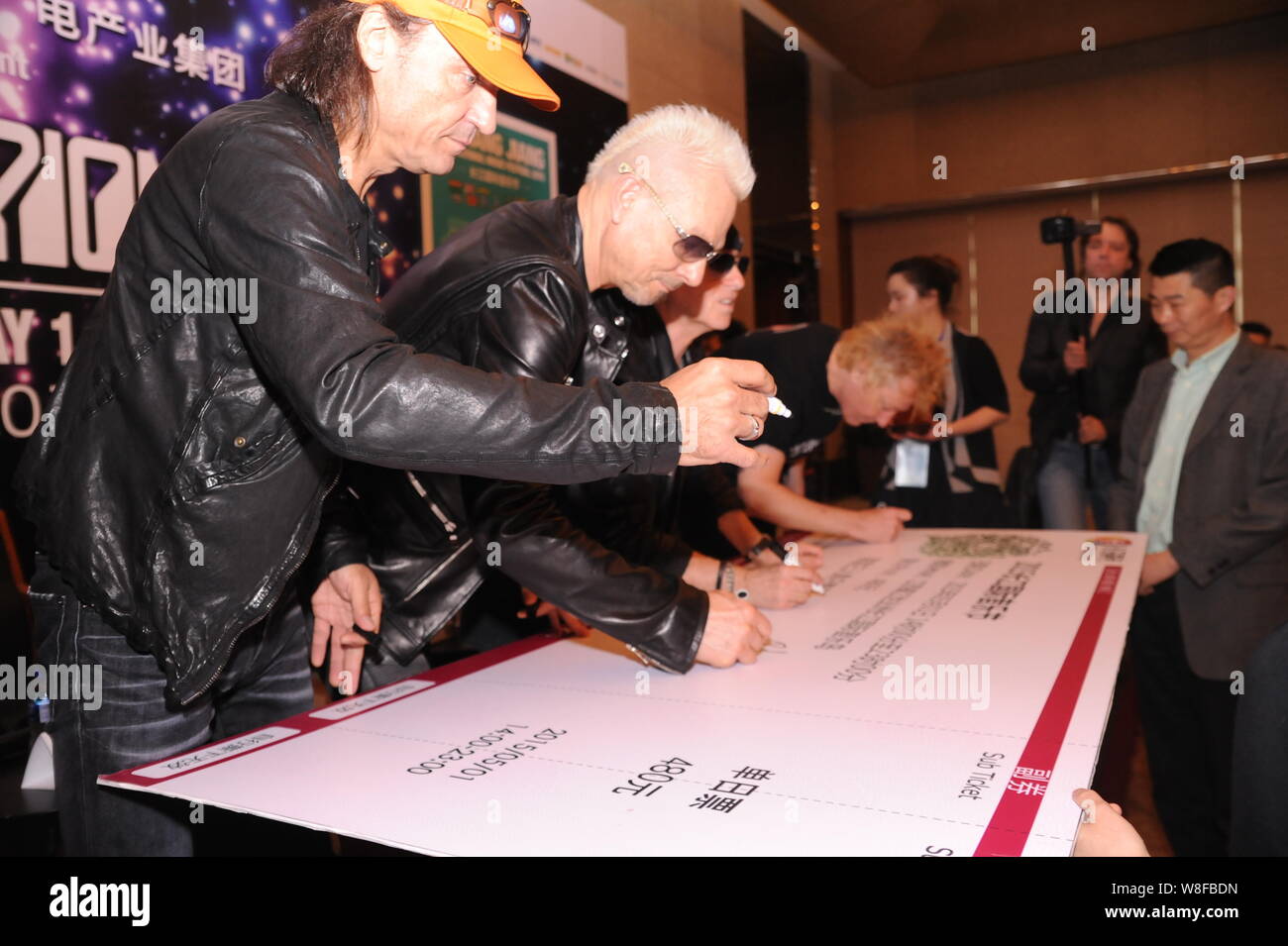I membri di della rock band tedesca Scorpions firmare i loro autografi durante una conferenza stampa per il loro concerto presso la Changjiang 2015 International Music Fes Foto Stock