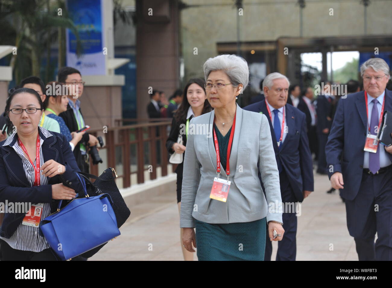 Fu Ying, Chairwomen della Commissione Affari Esteri del XII congresso nazionale del popolo (ANP), il centro, arriva per la cerimonia di apertura del Boao Fo Foto Stock