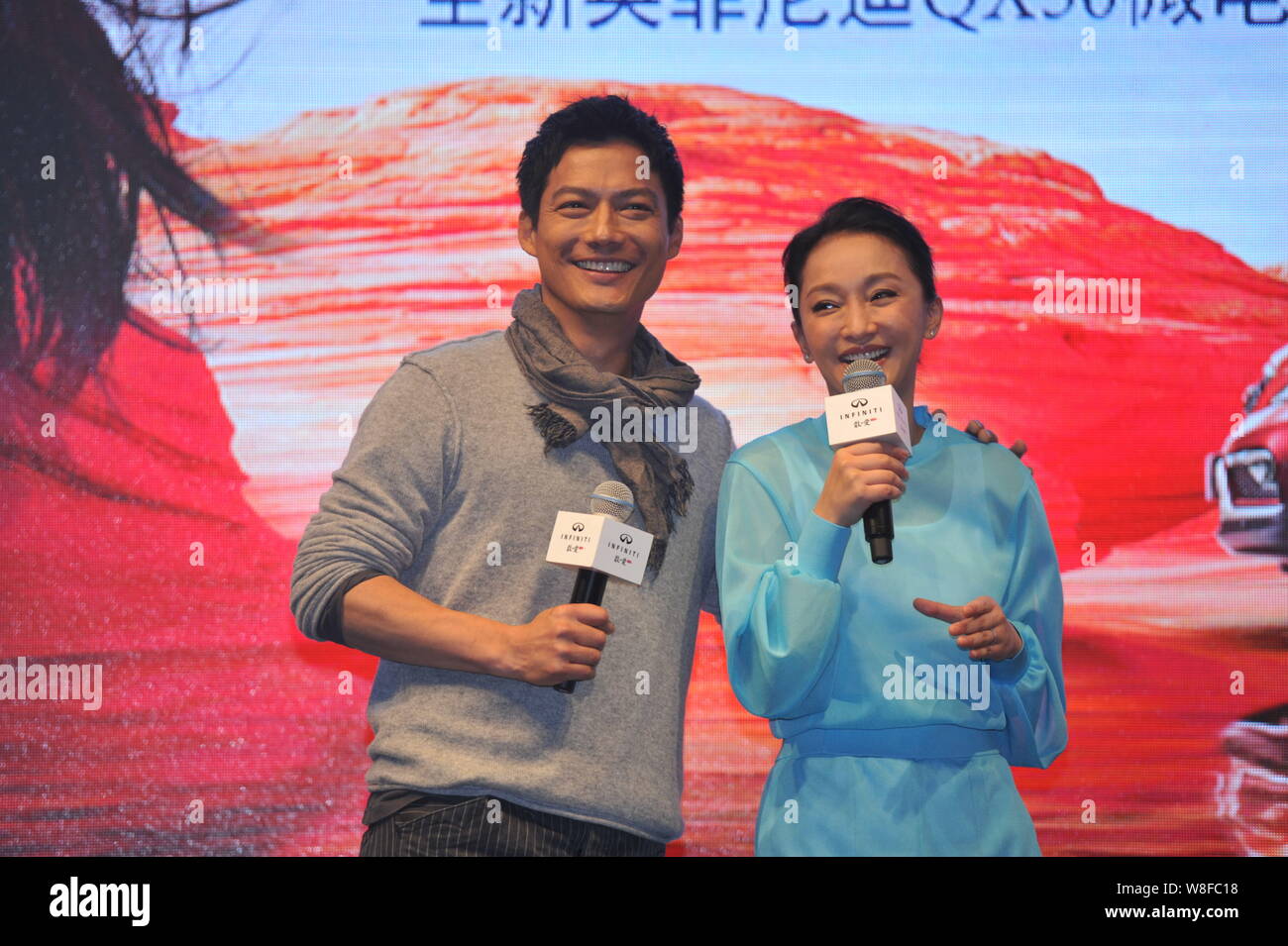 Attrice cinese Zhou Xun, destra parla accanto al suo attore americano marito Archie Kao durante un evento di Premiere per il micro film 'Dream fuga' a pro Foto Stock