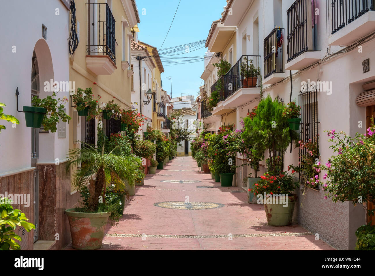 Strette stradine della città vecchia di Estepona Costa del Sol Spagna. Ogni strada ha il suo unico colore dei vasi per piante. Foto Stock
