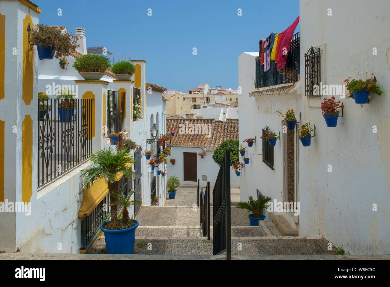 Strette stradine della città vecchia di Estepona Costa del Sol Spagna. Ogni strada ha il suo unico colore dei vasi per piante. Foto Stock