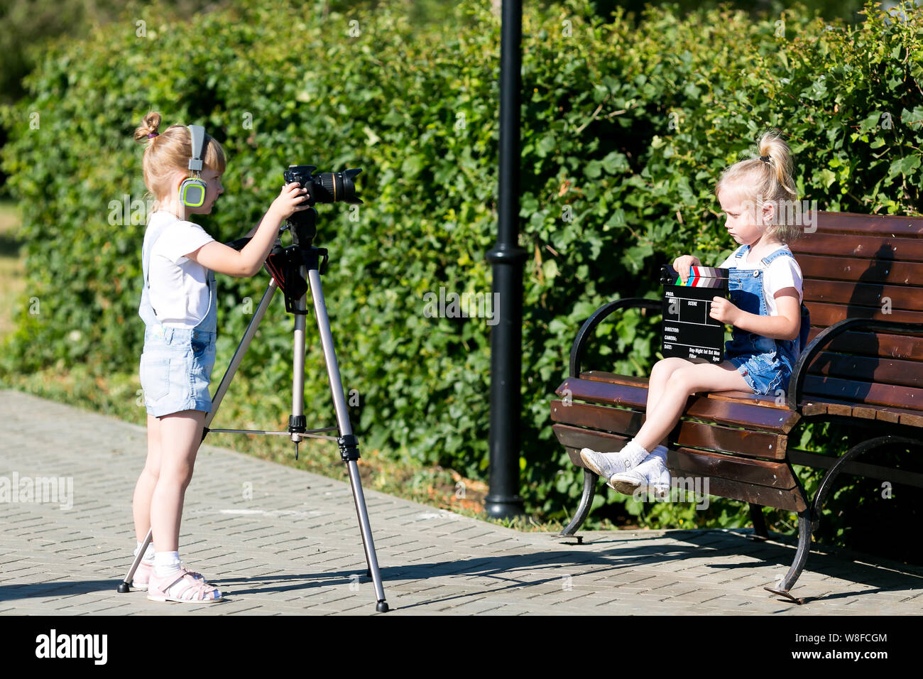 Due ragazze sulla strada fare video per Internet, registrare un video blog per la fotocamera. Foto Stock