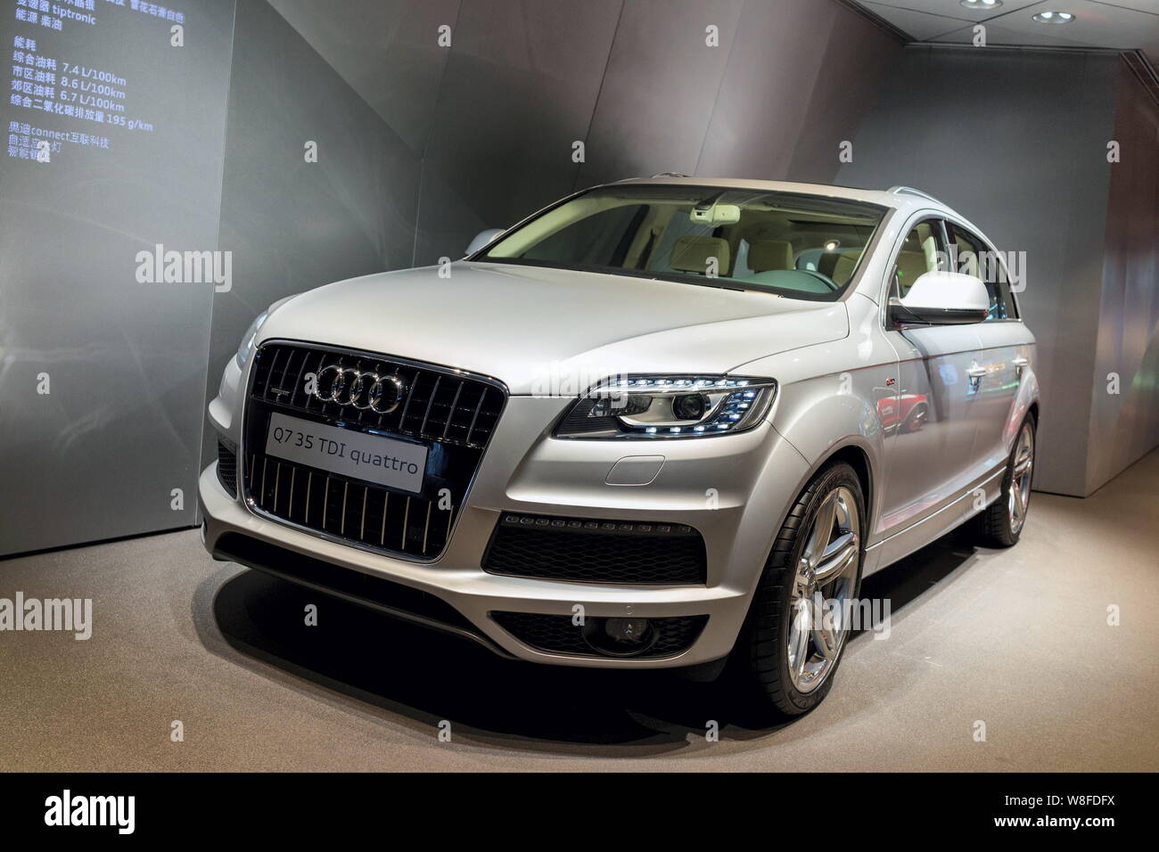 --FILE--un Audi Q7 35 TDI quattro è visualizzato in una concessionaria di Audi a Pechino in Cina, 29 giugno 2014. Il tedesco costruttore di automobili Volkswagen AG ricorderà Foto Stock