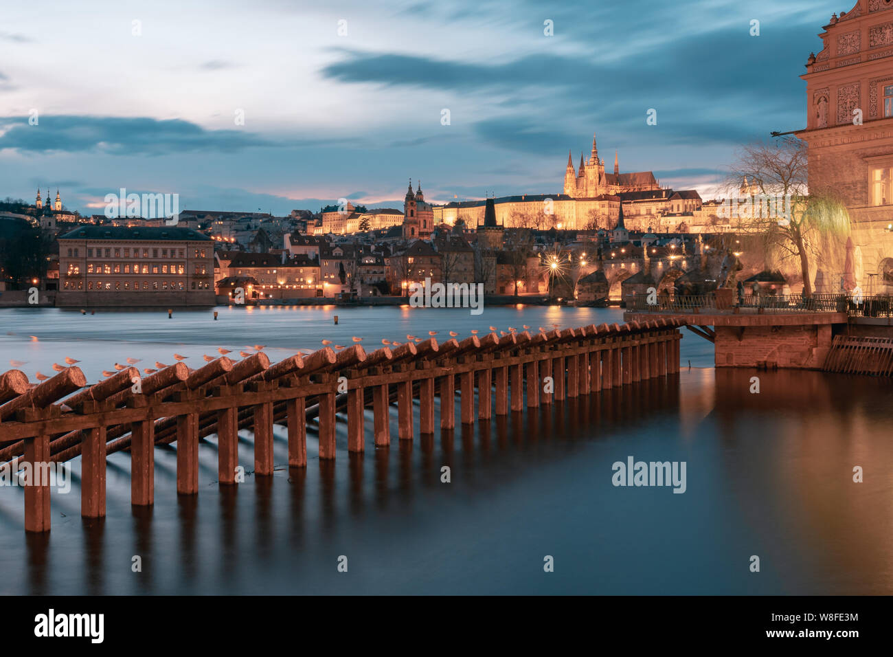 Cattedrale di San Vito con il ponte Carlo al tramonto e Praga di notte. Foto Stock