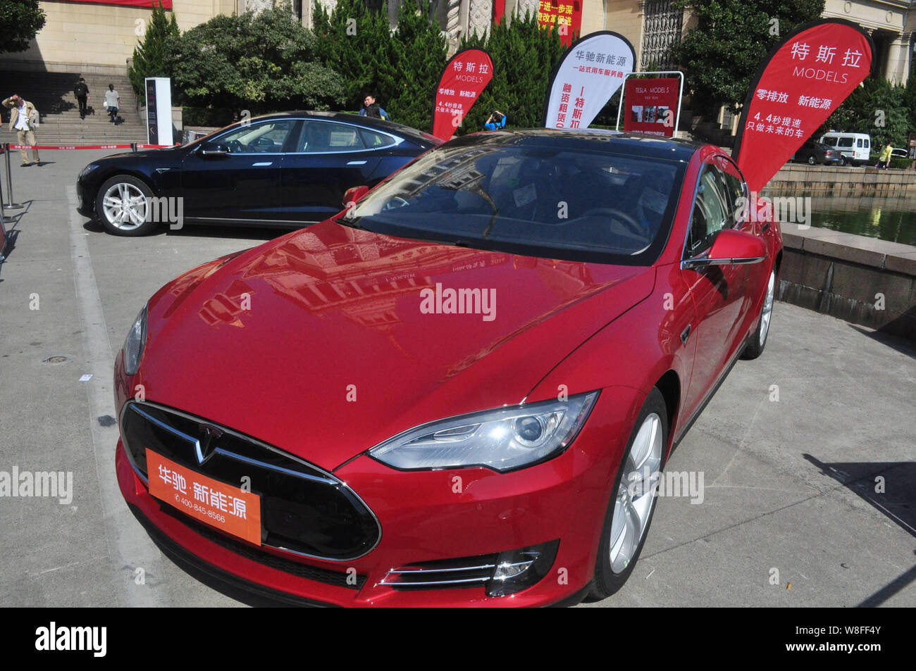 --FILE--Tesla Model S vetture vengono visualizzati durante un'auto show in Cina a Shanghai, 25 ottobre 2014. Quote della Tesla Motors Inc. crollati nel tardo tradi Foto Stock