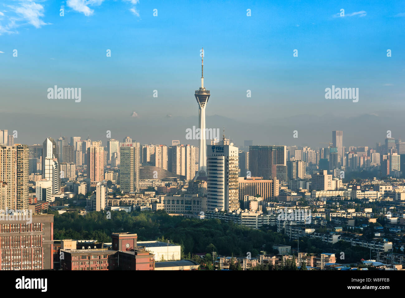 Chengdu, nella provincia di Sichuan, in Cina - Luglio 25, 2019: TV del Sichuan la torre e la skyline al mattino con il picco più alto del monte Siguniang sfondo. Foto Stock