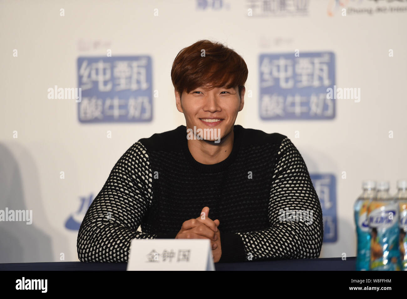 Sud cantante coreano Kim Jong-kook sorrisi durante un evento promozionale per la Nanjing tappa del tour della Cina del sud coreano spettacolo di varietà "uomo che corre se Foto Stock