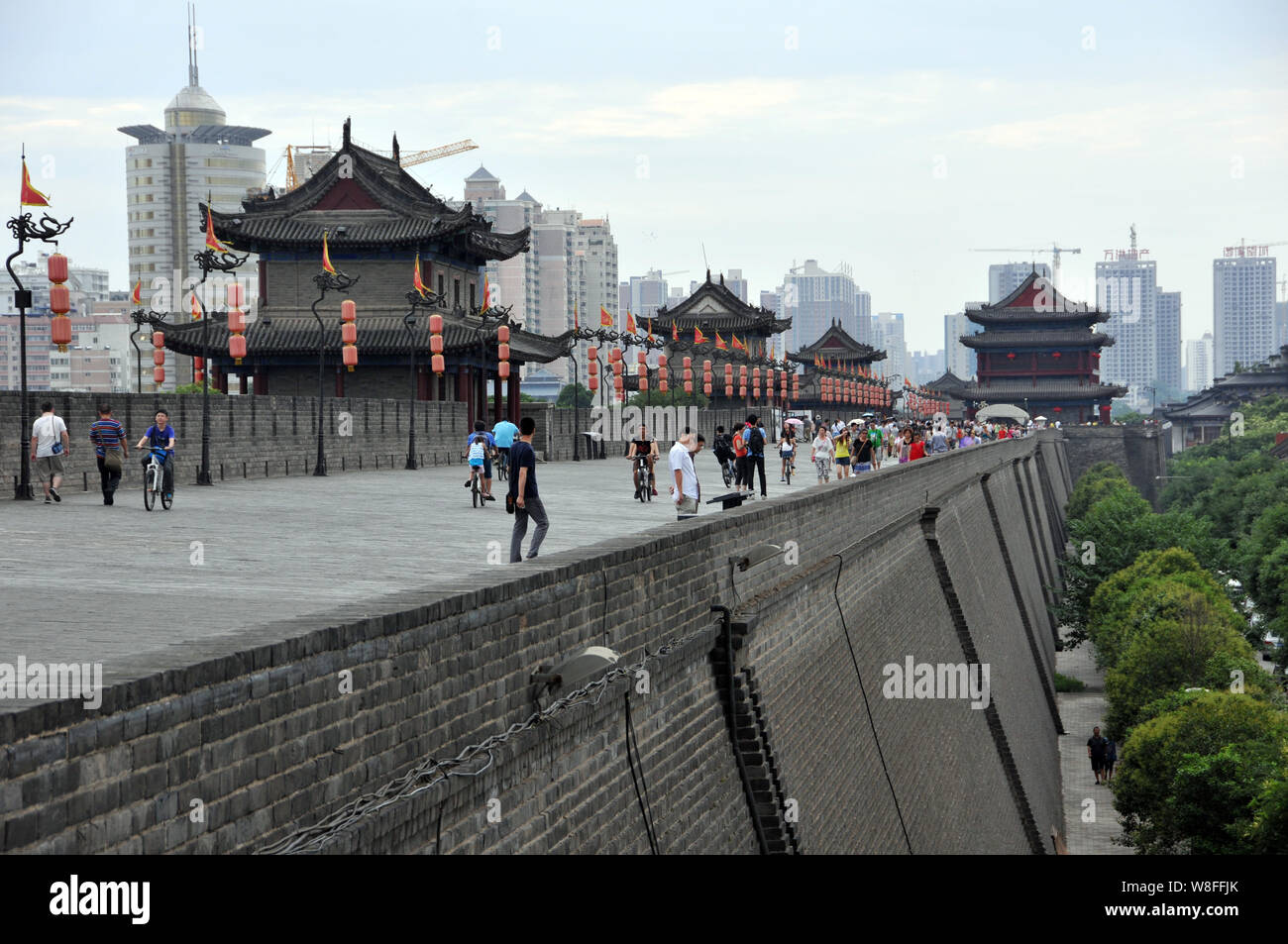 I visitatori cammineranno sulla Xi'an Circumvallation della dinastia Ming in Xi'an City, Cina nord-occidentale della provincia di Shaanxi, 18 luglio 2013. Foto Stock