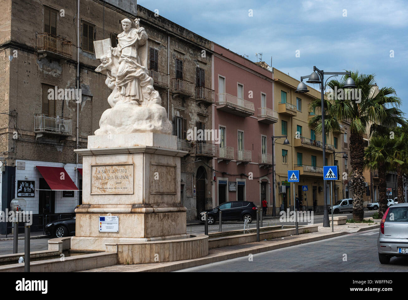 Statua di San Alberto, Santo Alberto, patrono della città di Trapani,  Sicilia Foto stock - Alamy