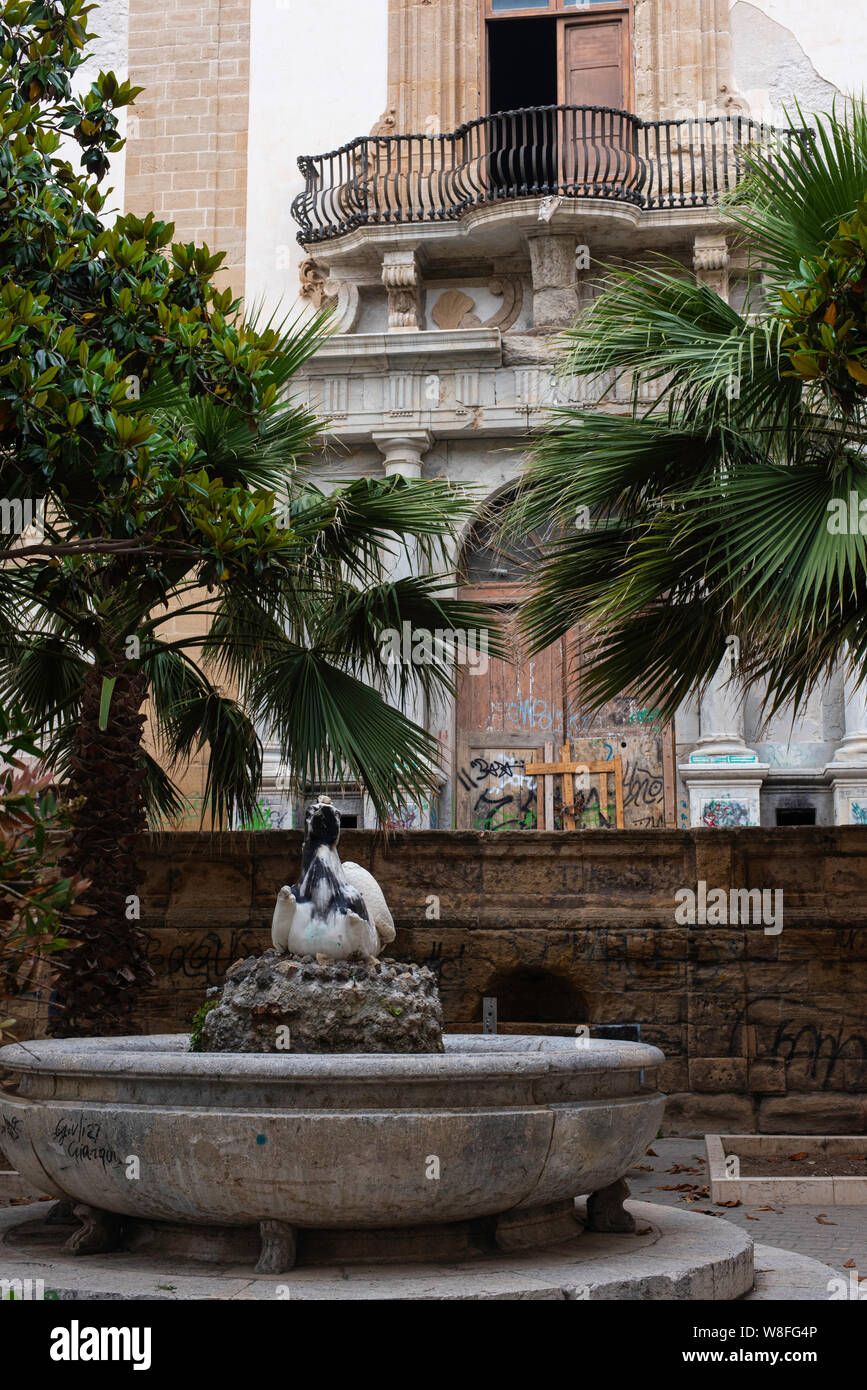 Danneggiato statua in marmo di un mitico mare, a cavallo nella piccola  piazza di fronte al Palazzo Lucatelli, Trapani, Sicilia Foto stock - Alamy
