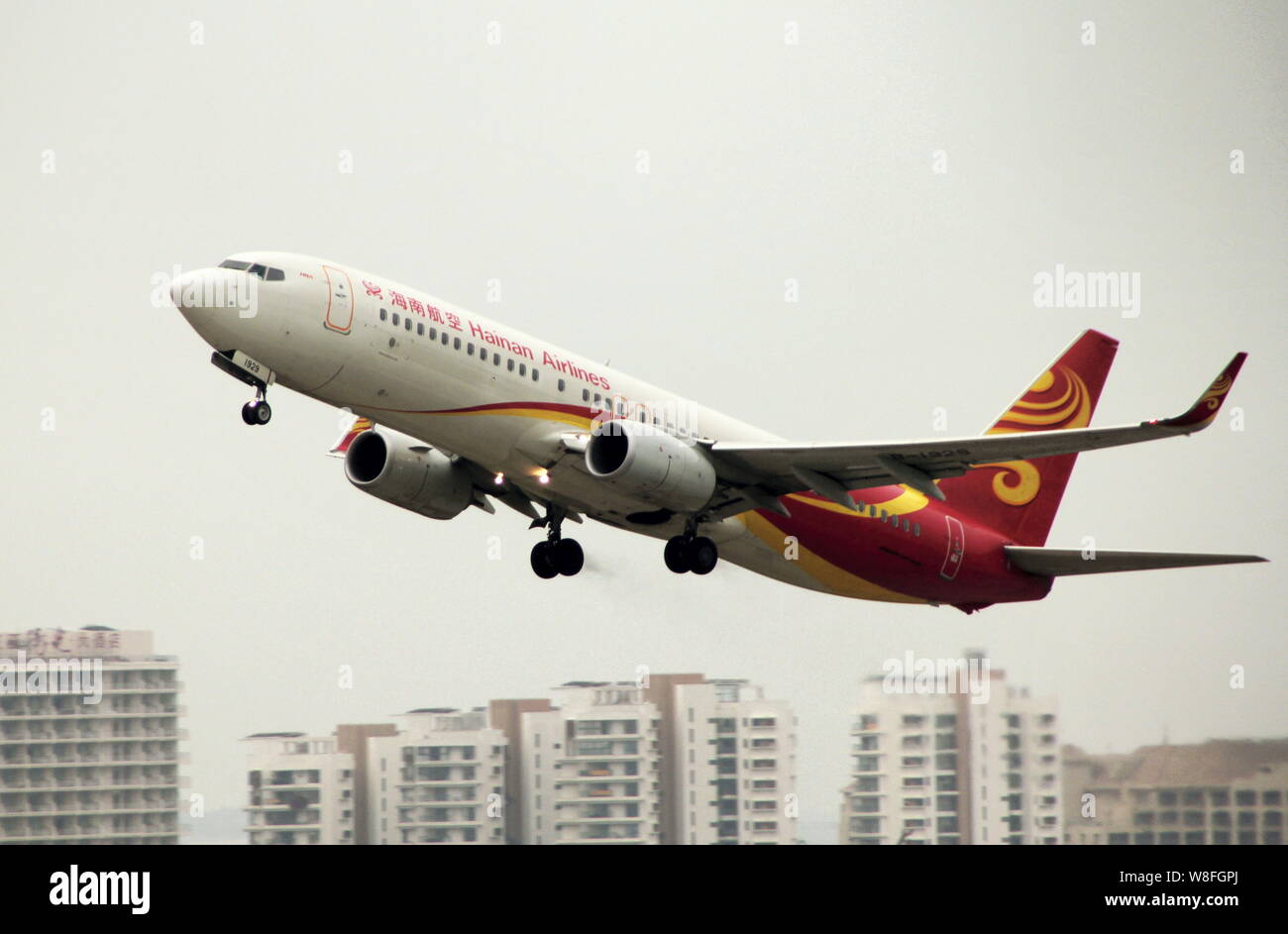 --FILE--un piano di Hainan Airlines decolla dall'Aeroporto Internazionale Sanya Phoenix nella città di Sanya, sud Chinas Hainan provincia, 17 dicembre 201 Foto Stock