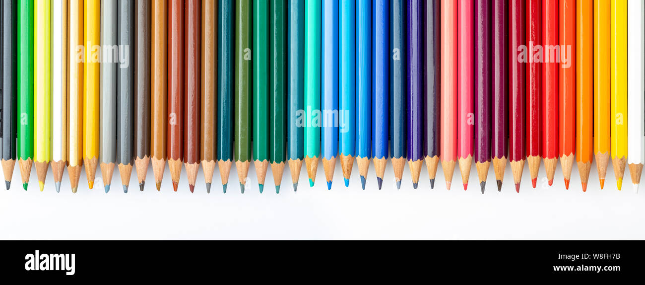 Matite colorate texture. Primo piano. Tutta la gamma dei colori dell'arcobaleno. Inizio della scuola bello sfondo. Isolato su sfondo bianco. Foto Stock