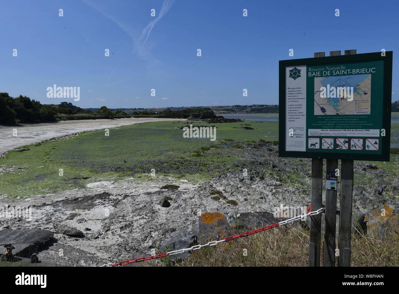 *** Strettamente NESSUNA VENDITA A MEDIA FRANCESI O EDITORI *** Luglio 16, 2019 - Hillion, Francia: un segno lodando la riserva naturale della baia di Saint-Brieuc con in uno sfondo di una spiaggia chiuso a causa di un sovraccarico di materiale potenzialmente tossico alghe verdi. Foto Stock