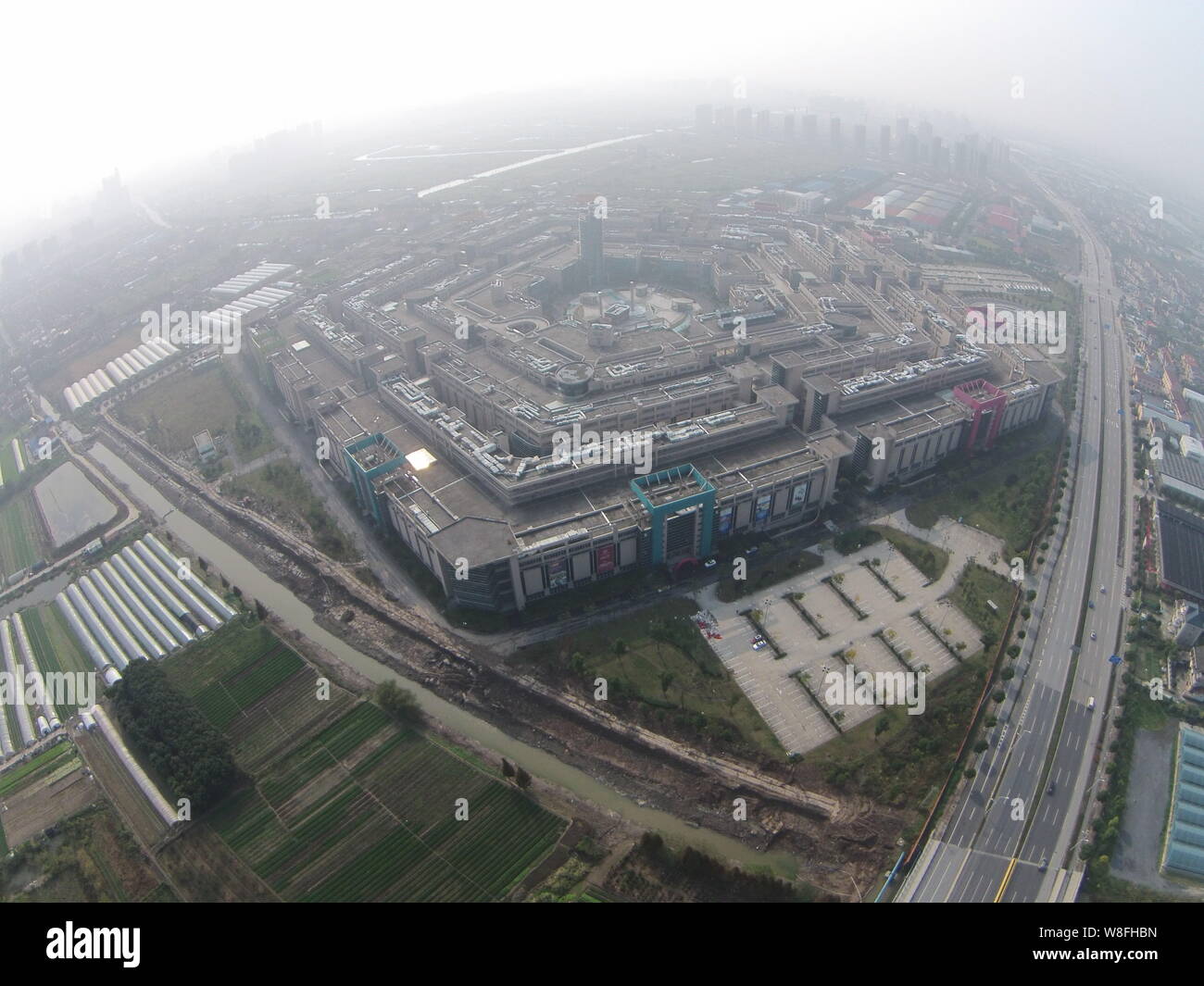 Vista aerea del Pentagono-come il complesso edilizio in Cina a Shanghai, 15 novembre 2015. Un complesso di edifici di Shanghai che altamente assomiglia al PE Foto Stock