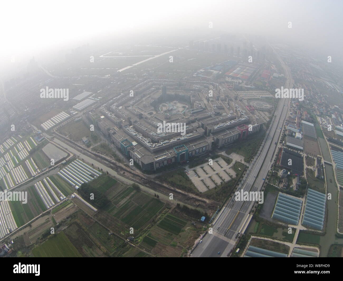 Vista aerea del Pentagono-come il complesso edilizio in Cina a Shanghai, 15 novembre 2015. Un complesso di edifici di Shanghai che altamente assomiglia al PE Foto Stock