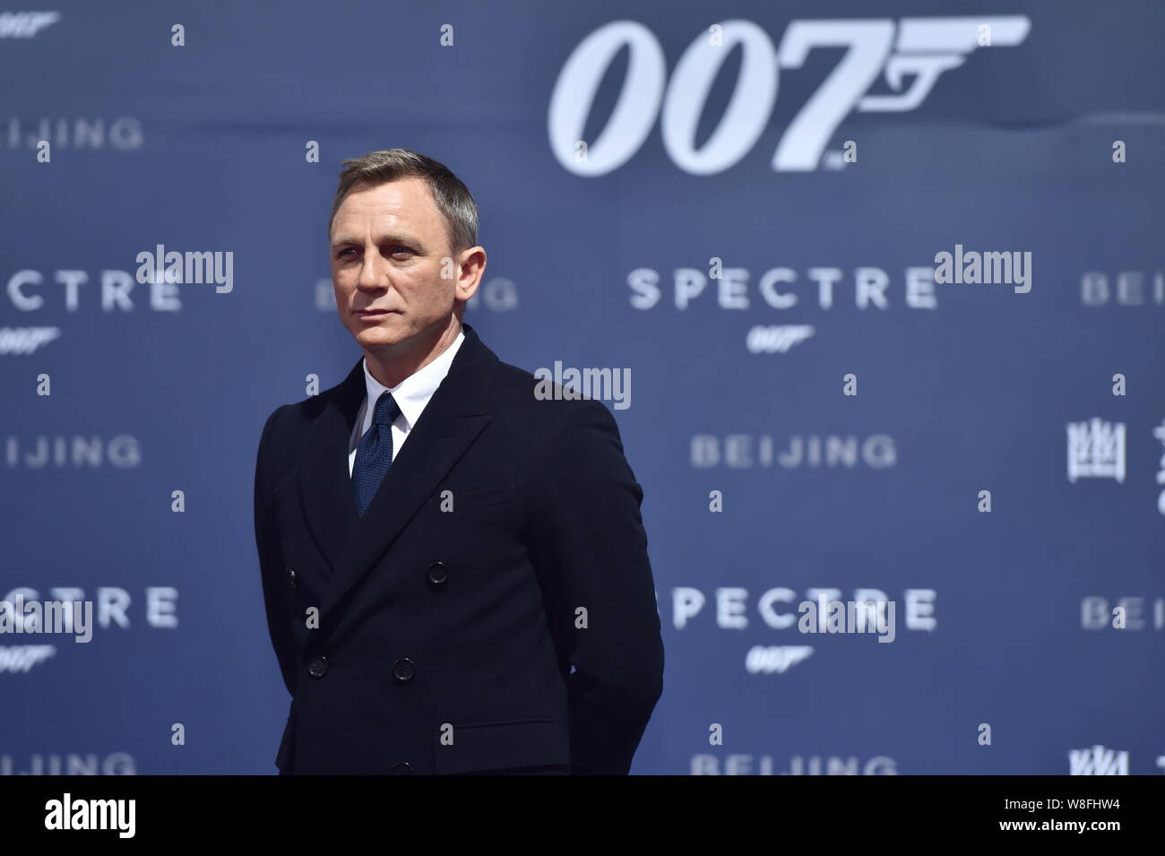 Attore inglese Daniel Craig pone durante una Premiere per il suo film "pectre' a Pechino in Cina, 12 novembre 2015. Foto Stock