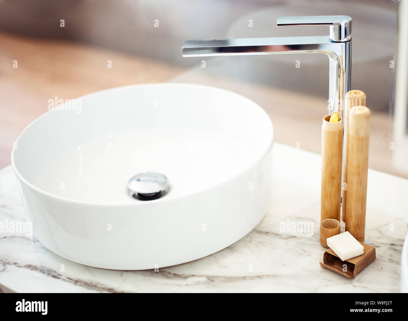 Gli spazzolini da denti di bambù su uno scaffale nella stanza da bagno. Rifiuti Zero, eco, salvare il pianeta Foto Stock