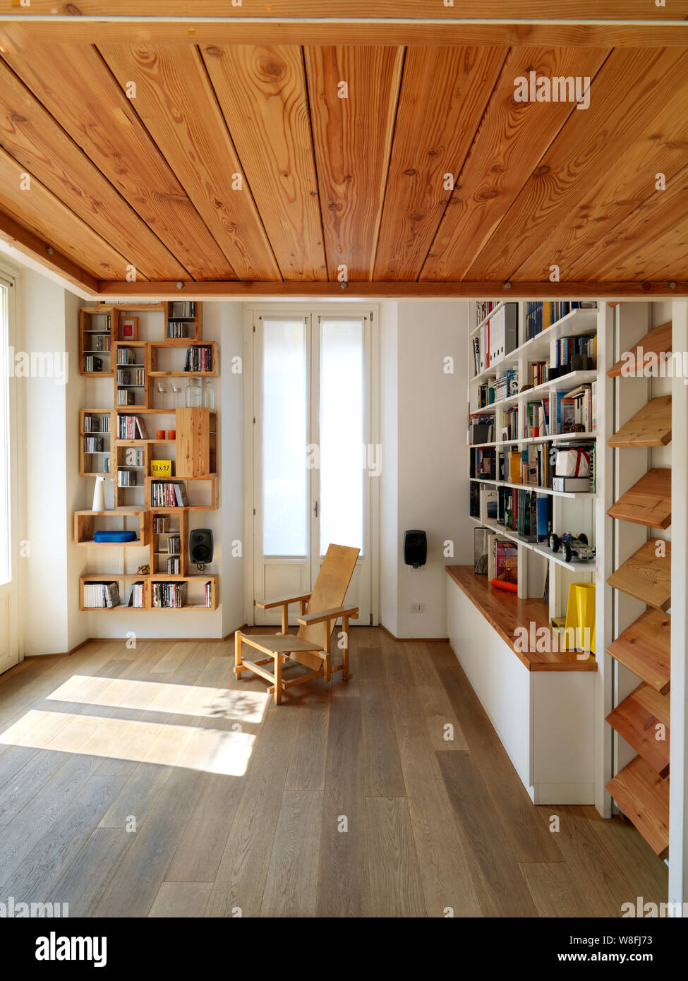 Interior shot di un soggiorno con pavimento in legno e della libreria Foto Stock