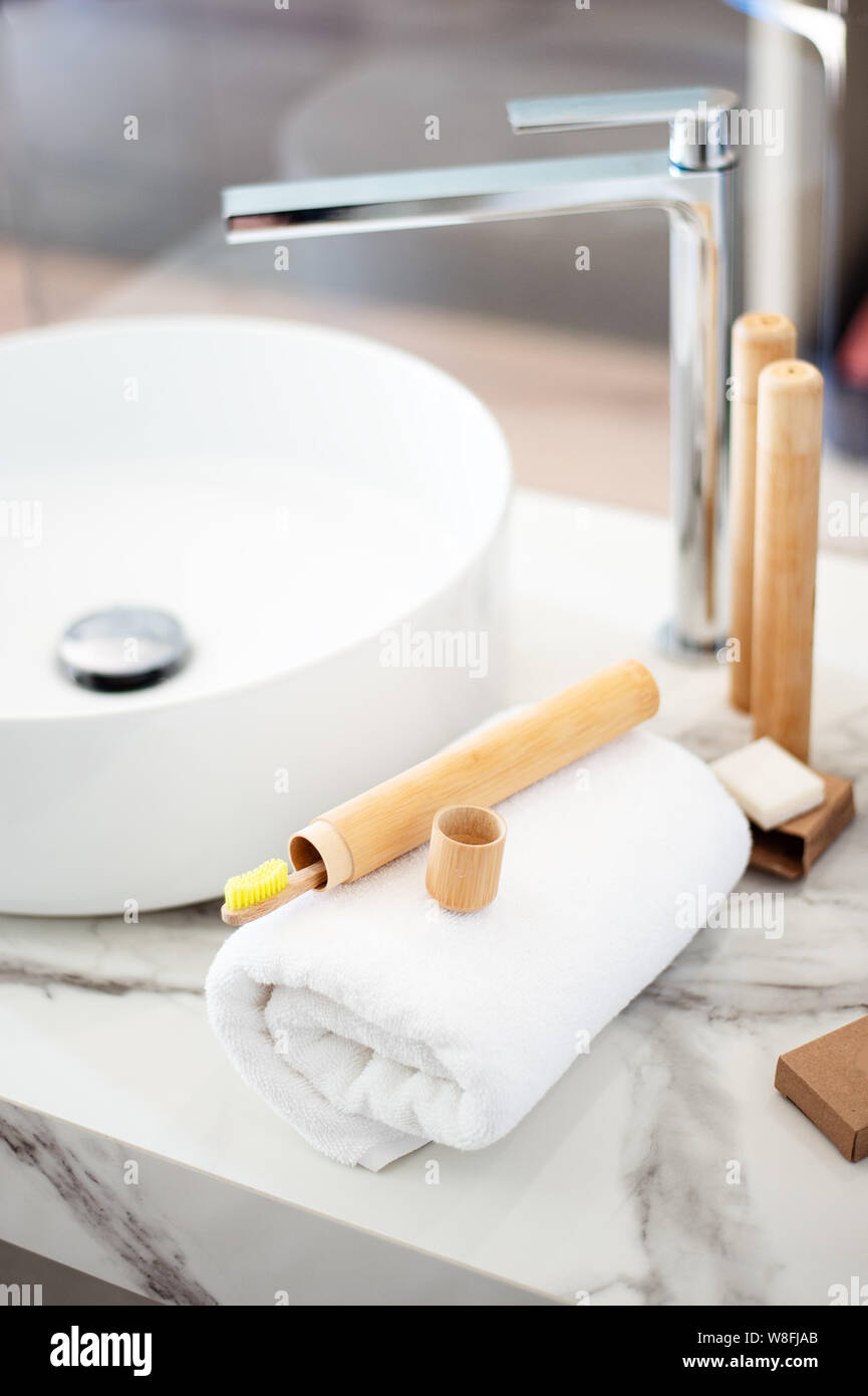 Gli spazzolini da denti di bambù su uno scaffale nella stanza da bagno. Rifiuti Zero, eco, salvare il pianeta Foto Stock