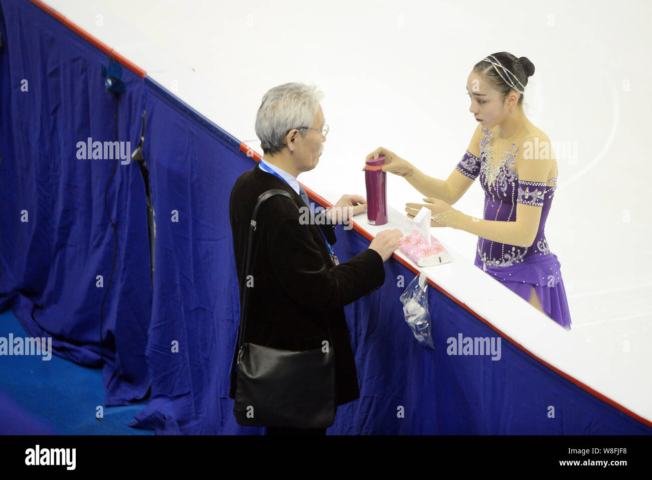 RIKA Hongo of Japan, a destra, parla con la sua vettura durante il programma Ladies Short del Campionato Mondiale di Pattinaggio ISU 201 Foto Stock