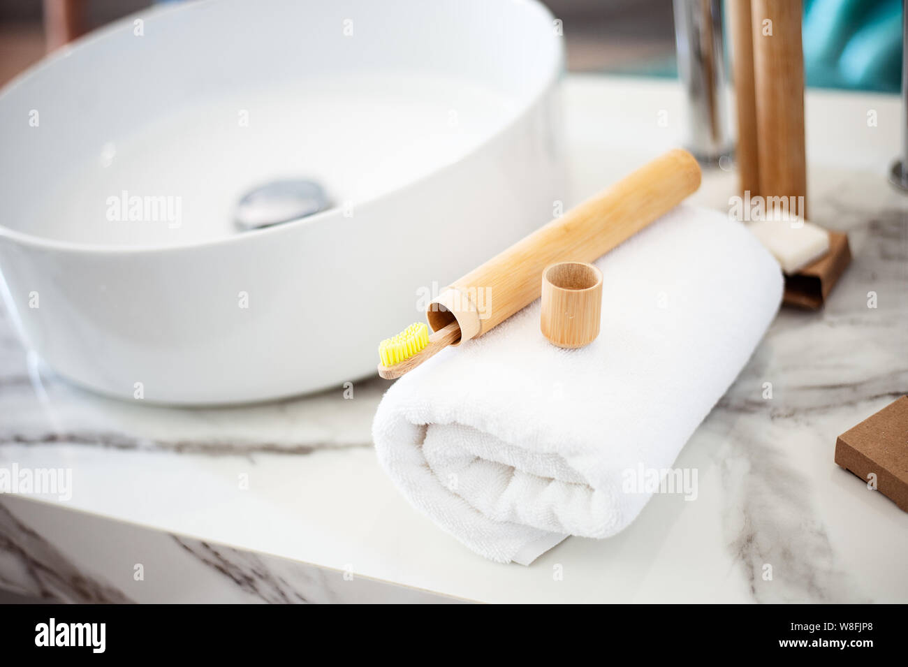 Gli spazzolini da denti di bambù su uno scaffale nella stanza da bagno. Rifiuti Zero, eco, salvare il pianeta Foto Stock