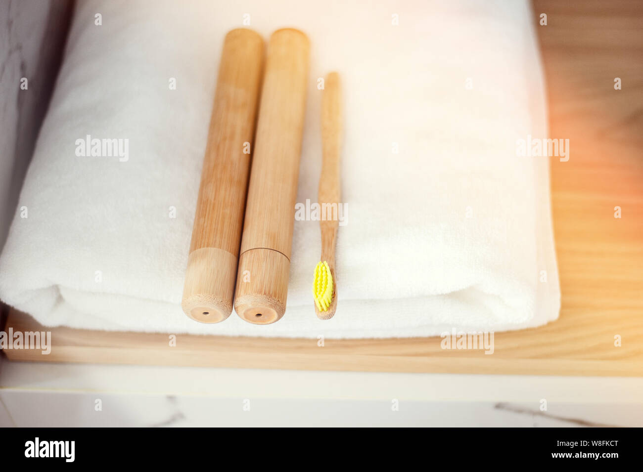 Gli spazzolini da denti di bambù su uno scaffale nella stanza da bagno. Rifiuti Zero, eco, salvare il pianeta Foto Stock