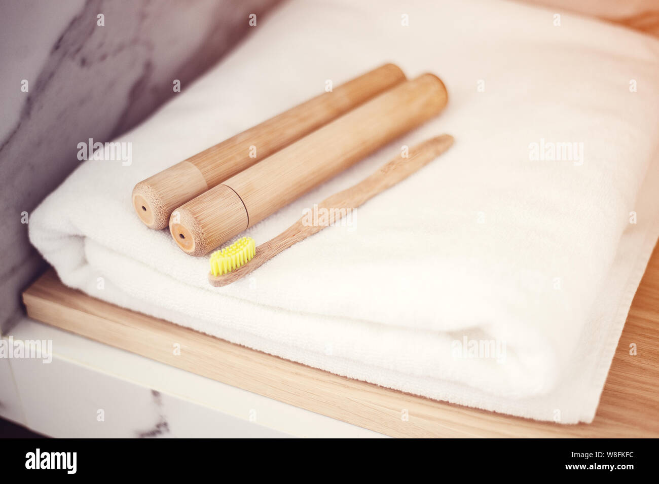 Gli spazzolini da denti di bambù su uno scaffale nella stanza da bagno. Rifiuti Zero, eco, salvare il pianeta Foto Stock