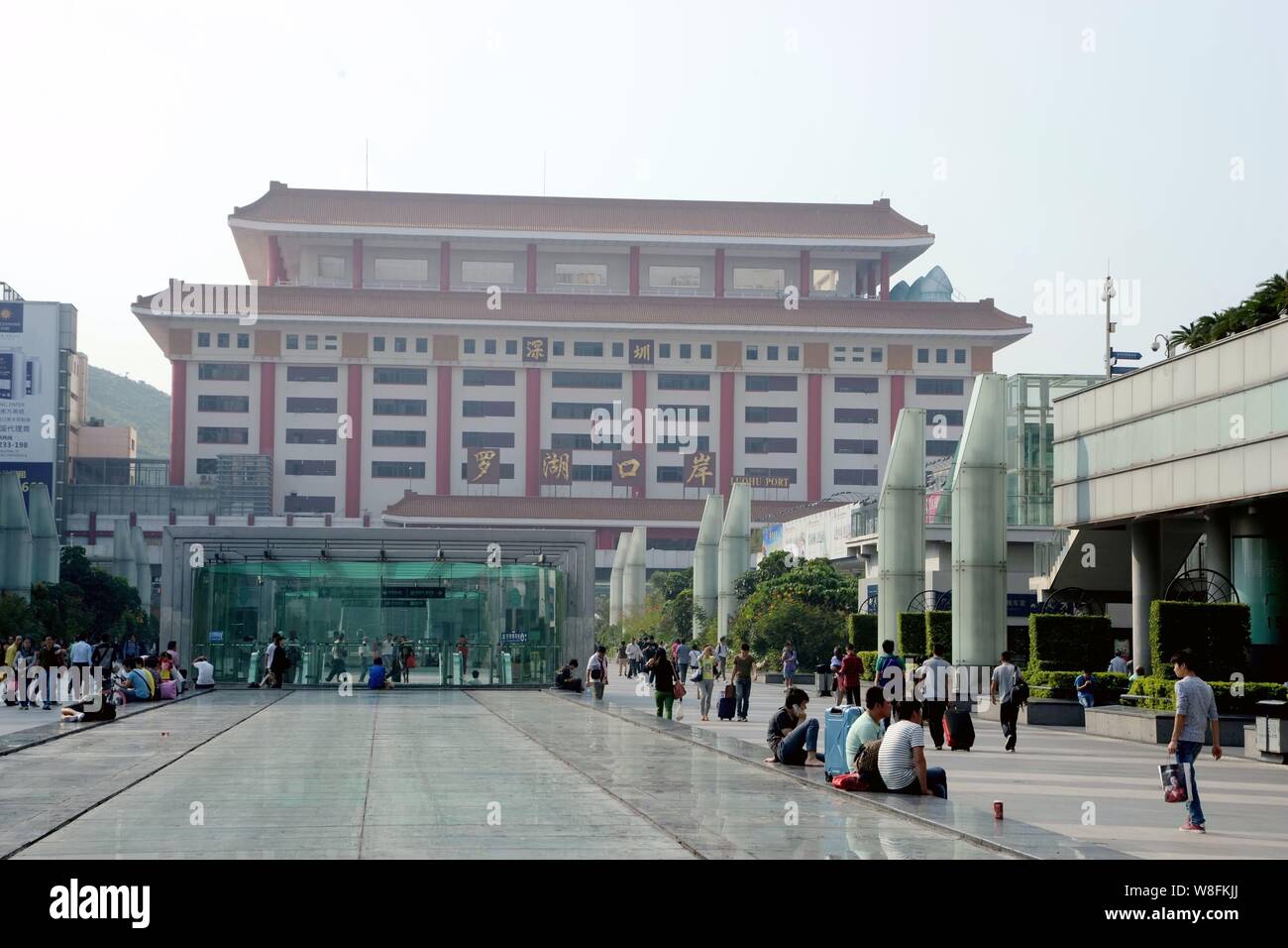--FILE--passeggeri attendere a Lo Wu valichi di frontiera nella città di Shenzhen, Cina del sud della provincia di Guangdong, 17 ottobre 2014. La Shenzhen governm comunale Foto Stock