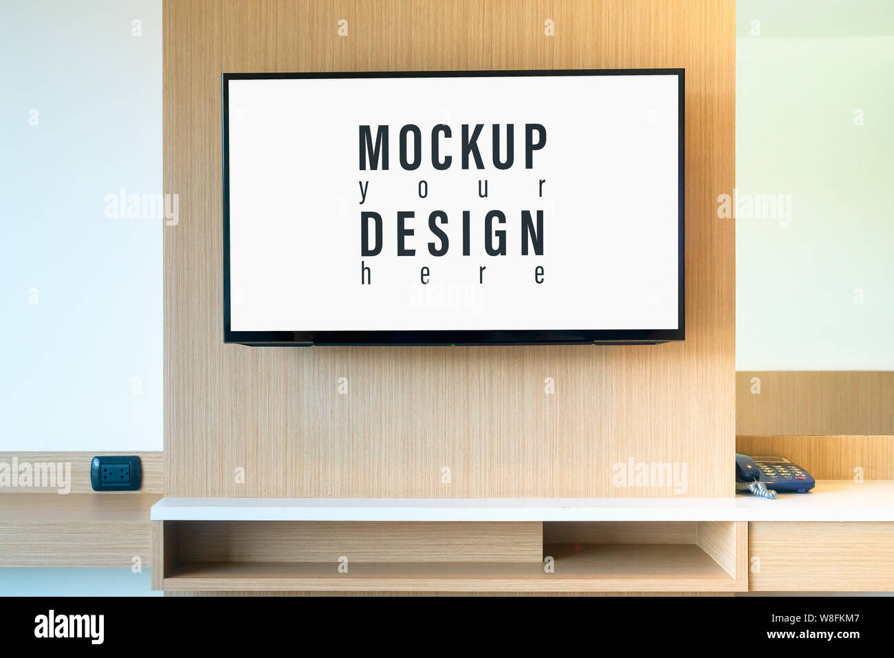 TV LCD mockup in salotto. Grande TV LCD widescreen display su parete in legno per il tuo annuncio in opere d'arte. Mock up, LCD OLED TV Plastma in Bedr Foto Stock