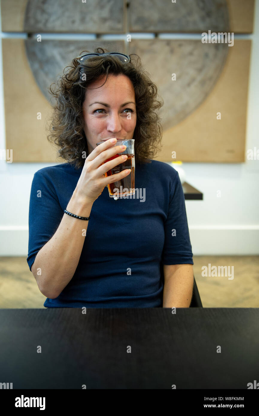 Den Haag (L'Aia). Een jonge vrouw drinkt te. Foto: Gerrit de Heus. I Paesi Bassi. Una giovane donna con una tazza di tè. Foto: Gerrit de Heus. Foto Stock