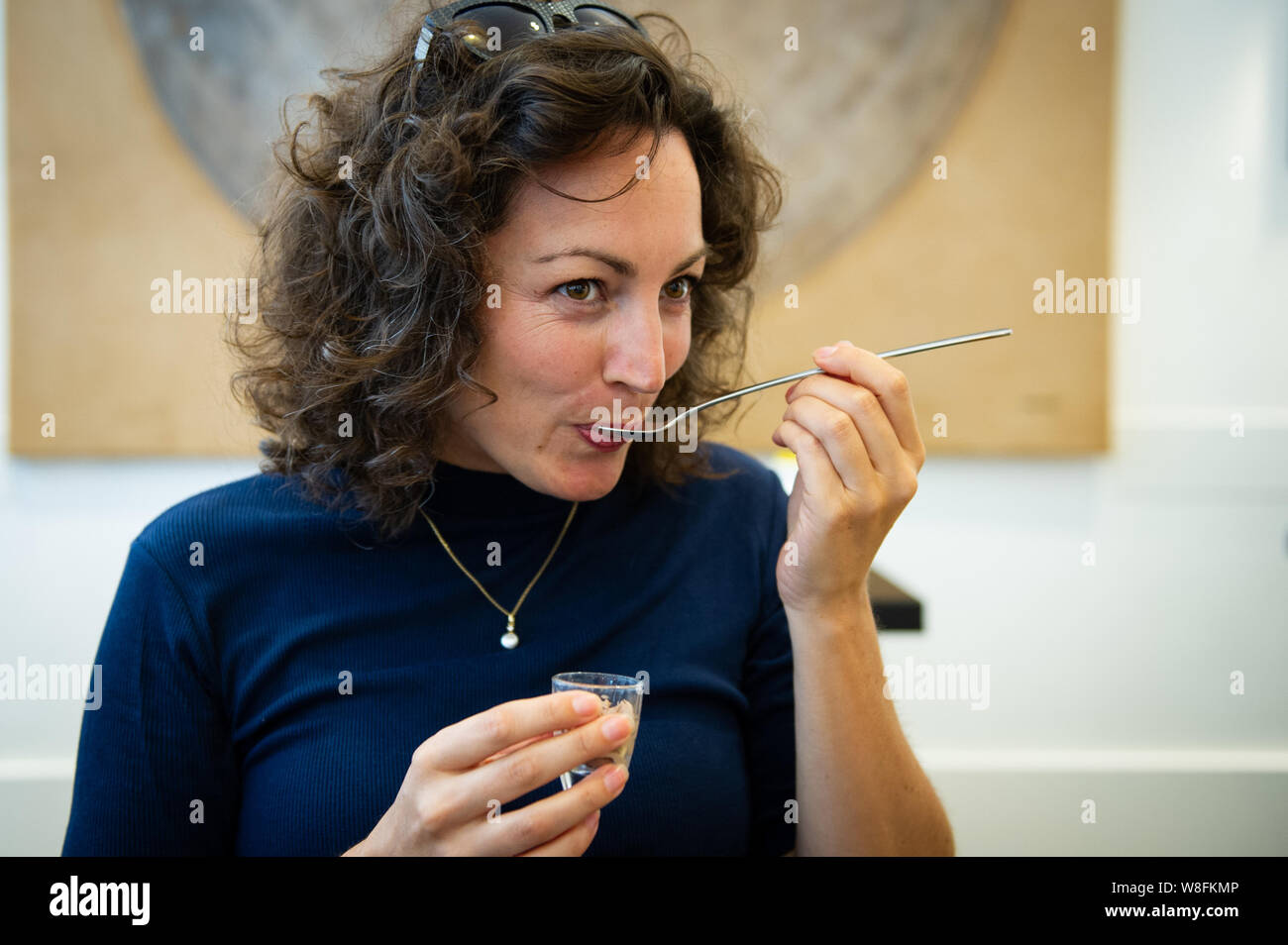 Den Haag (L'Aia). Een jonge vrouw chocolademousse eet. Foto: Gerrit de Heus. I Paesi Bassi. Una giovane donna di mangiare chocolat mousse. Foto: Gerrit de Heus. Foto Stock