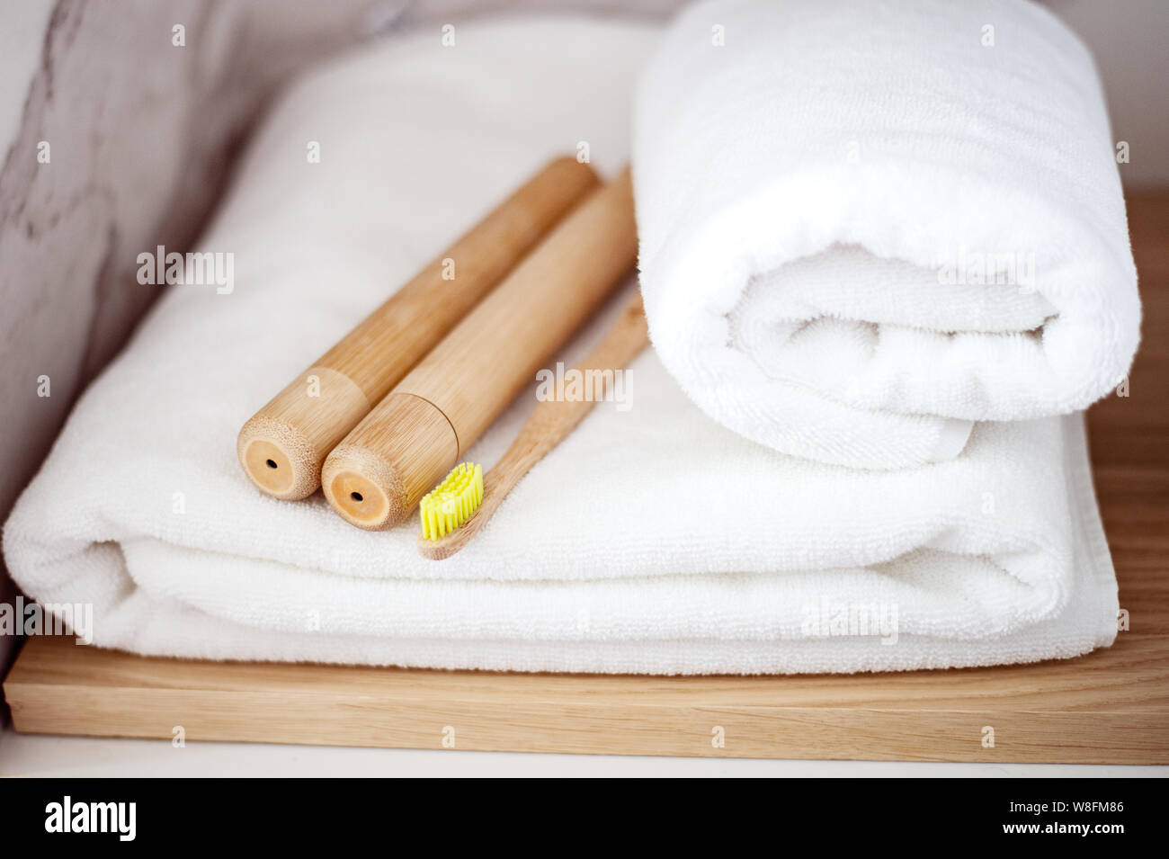 Gli spazzolini da denti di bambù su uno scaffale nella stanza da bagno. Rifiuti Zero, eco, salvare il pianeta Foto Stock