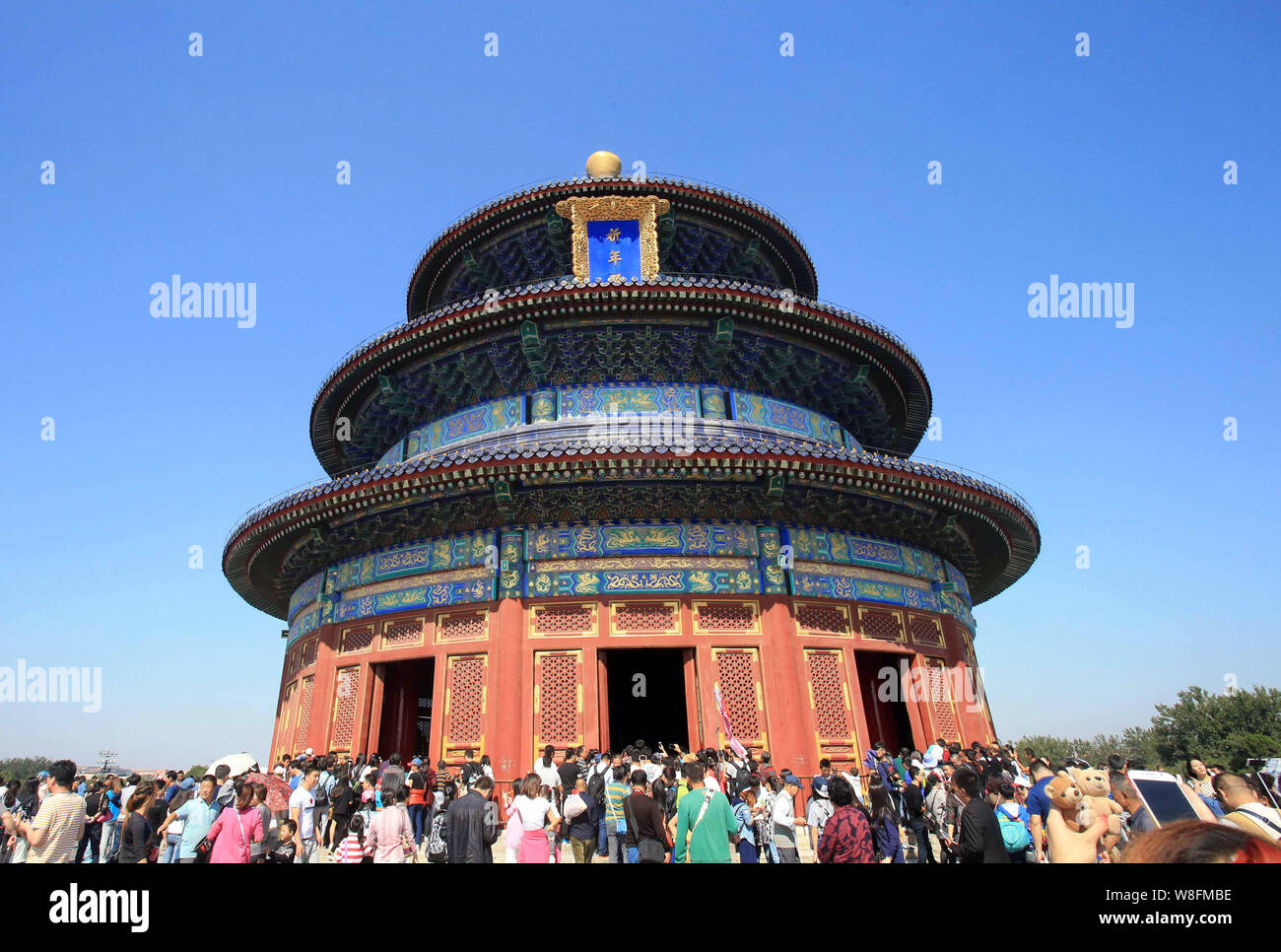 La folla di turisti di visitare la Sala della Preghiera del Buon Raccolto nel Tempio del Cielo, noto anche come Tiantan, durante la settimana di festa nazionale vacanze Foto Stock