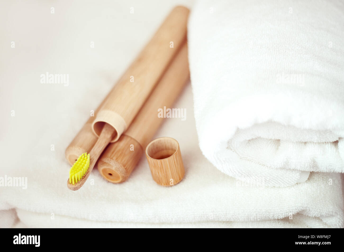 Gli spazzolini da denti di bambù su uno scaffale nella stanza da bagno. Rifiuti Zero, eco, salvare il pianeta Foto Stock