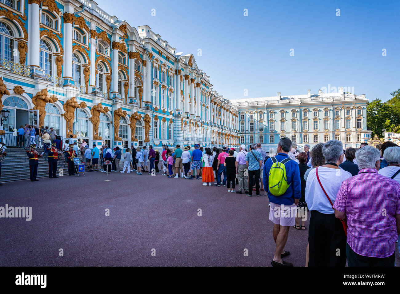 Lunga coda in attesa di entrare in Palazzo di Caterina a Pushkin, San Pietroburgo, Russia il 22 Luglio 2019 Foto Stock