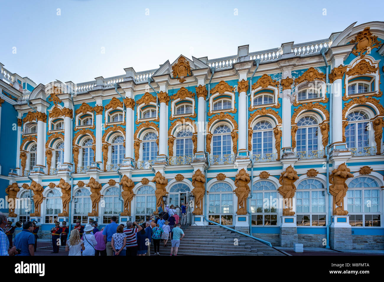 L'ornato oro, blu e bianco esterno del Palazzo di Caterina a Pushkin, San Pietroburgo, Russia il 22 Luglio 2019 Foto Stock