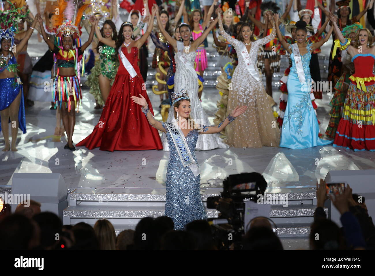 Miss Spagna, Mireia Lalaguna Royo, campione di Miss Mondo 2015 onde con altri concorrenti durante il sessantacinquesimo miss mondo finale nella città di Sanya, sud mento Foto Stock