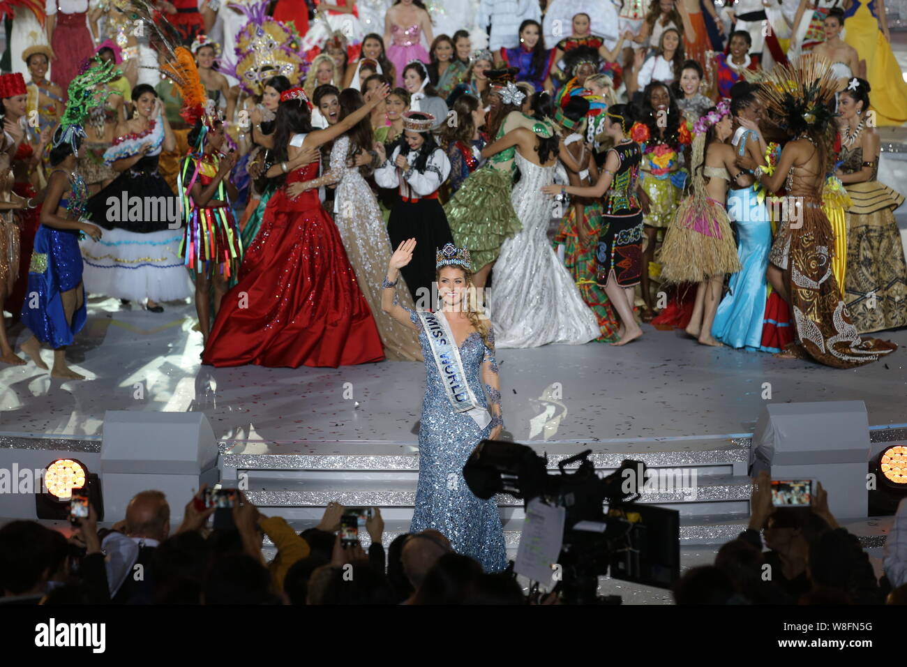 Miss Spagna, Mireia Lalaguna Royo, campione di Miss Mondo 2015 onde con altri concorrenti durante il sessantacinquesimo miss mondo finale nella città di Sanya, sud mento Foto Stock