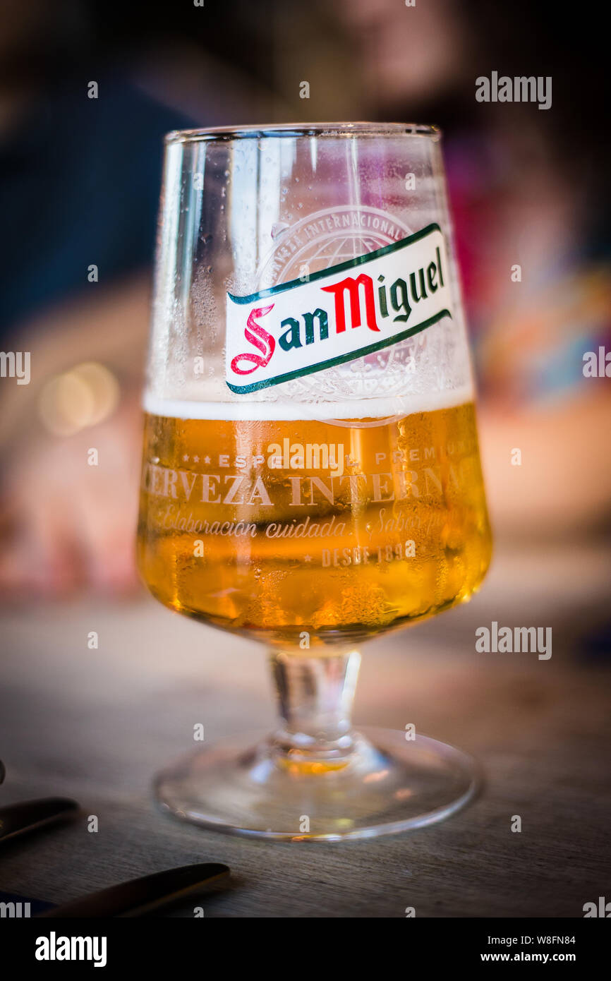 Birra San Miguel pieno per metà in un ristorante nel Kent. Regno Unito Foto Stock