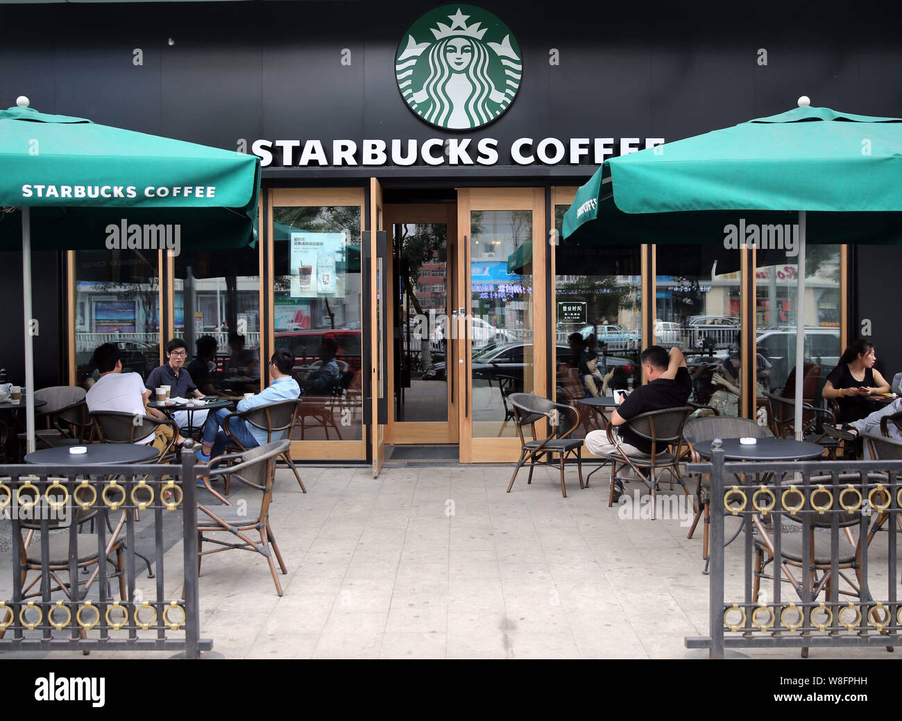 --FILE--i clienti a riposo e godersi un caffè in un bar di caffè Starbucks nella città di Qinhuangdao, nel nord della Cina di nella provincia di Hebei, 26 giugno 2015. Quando Starbucks Foto Stock