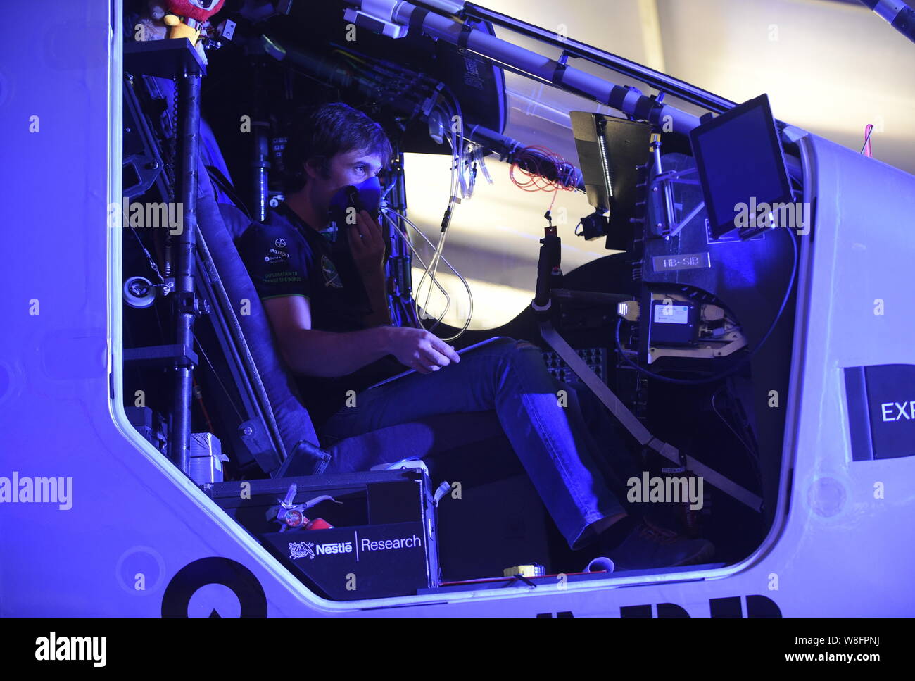 Un tecnico del test svizzero di energia solare di piano Solar Impulse 2, HB-SIB, in corrispondenza di un hangar in Nanjing city east Chinas provincia dello Jiangsu, 22 aprile 2015. Foto Stock