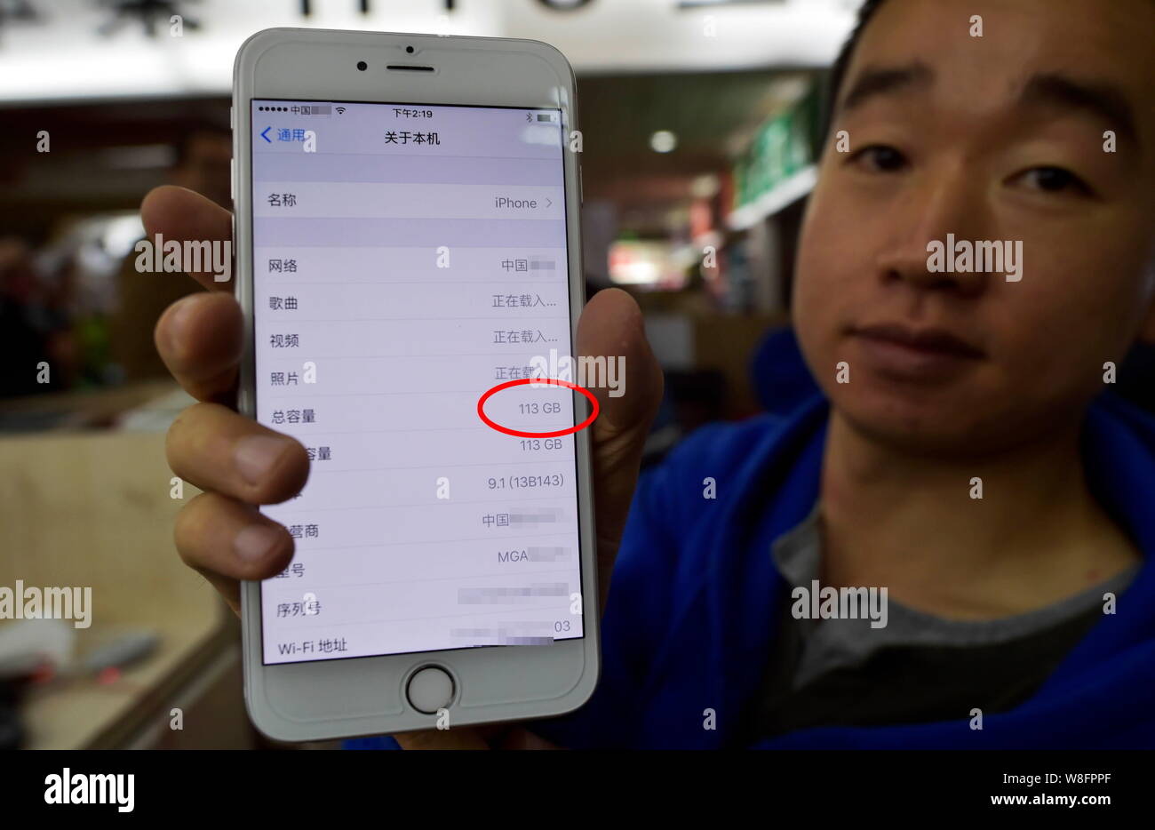 Un tecnico cinese mostra un Apple iPhone 6 Plus smartphone con 128GB di  spazio di archiviazione